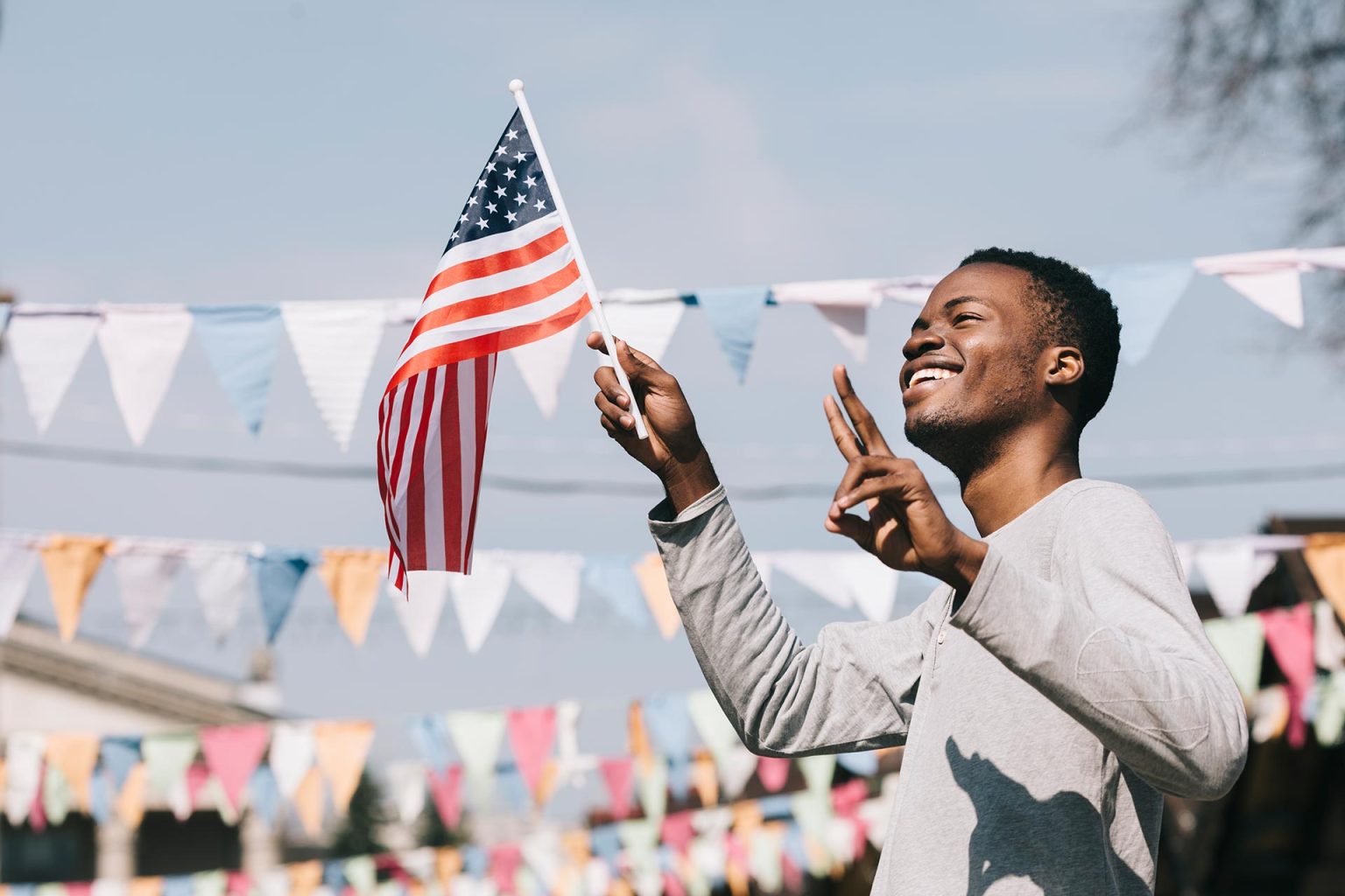 Sự hỗ trợ của chúng tôi không kết thúc khi giấy tờ của bạn được phê duyệt. Chúng tôi giúp hành trình của bạn trở nên dễ dàng với các dịch vụ được cá nhân hóa giúp bạn điều chỉnh ngôi nhà mới suôn sẻ hơn, bao gồm

Đon ngươi tại sân bay
G
Tìm kiếm nhà ở
Nộp tờ khai thuế
Nộp đơn xin thẻ an sinh xã hội
Lấy bằng lái xe
Mở tài khoản ngân hàng
Cài đặt tiện ích
Áp dụng cho tất cả các nhu cầu bảo hiểm của bạn
Nộp đơn xin việc cho vợ/chồng của ứng viên EB-3
Hỗ trợ 24/7 trong 6 tháng nếu không có người thân ở Mỹ
Hỗ trợ tìm kiếm và nộp hồ sơ đại học cho sinh viên
